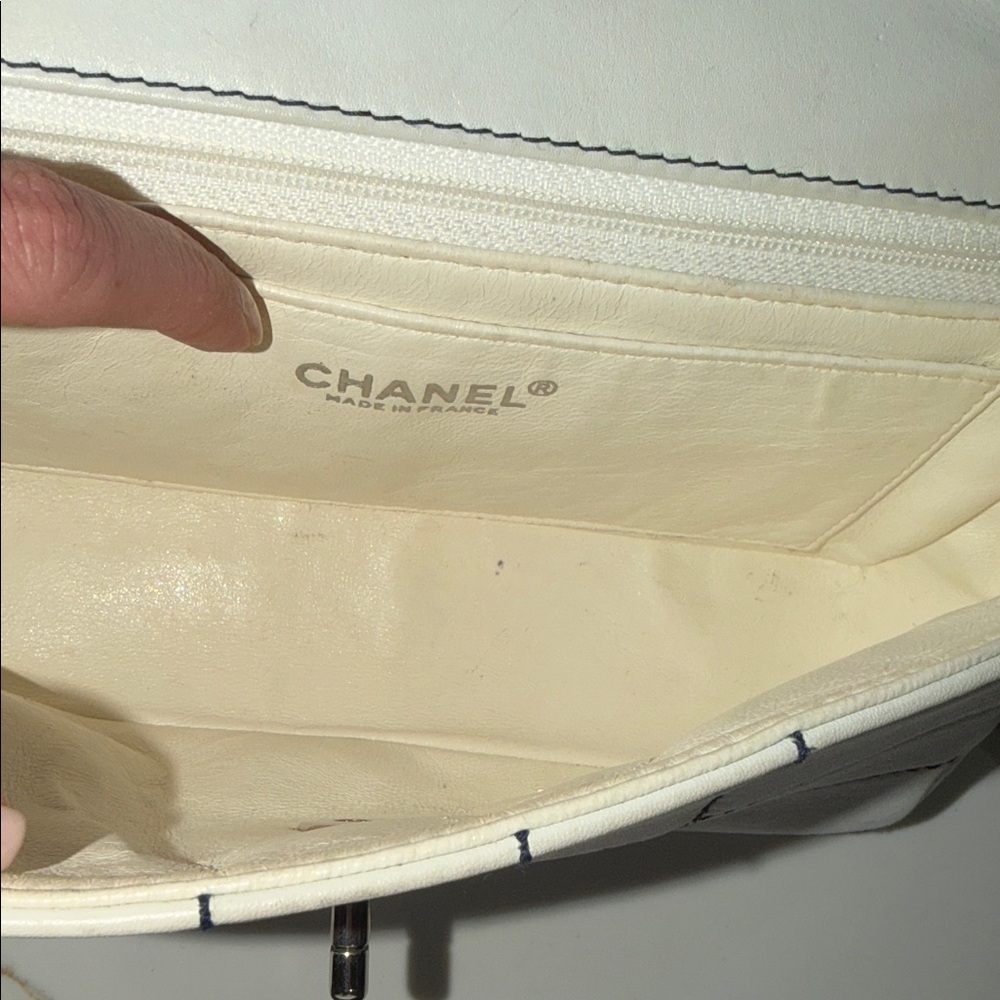 Chanel White and Black Grid Shoulder Bag - Picture 9 of 11